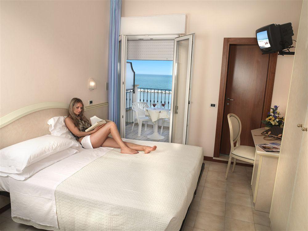 Hotel Zeus Rimini Esterno foto