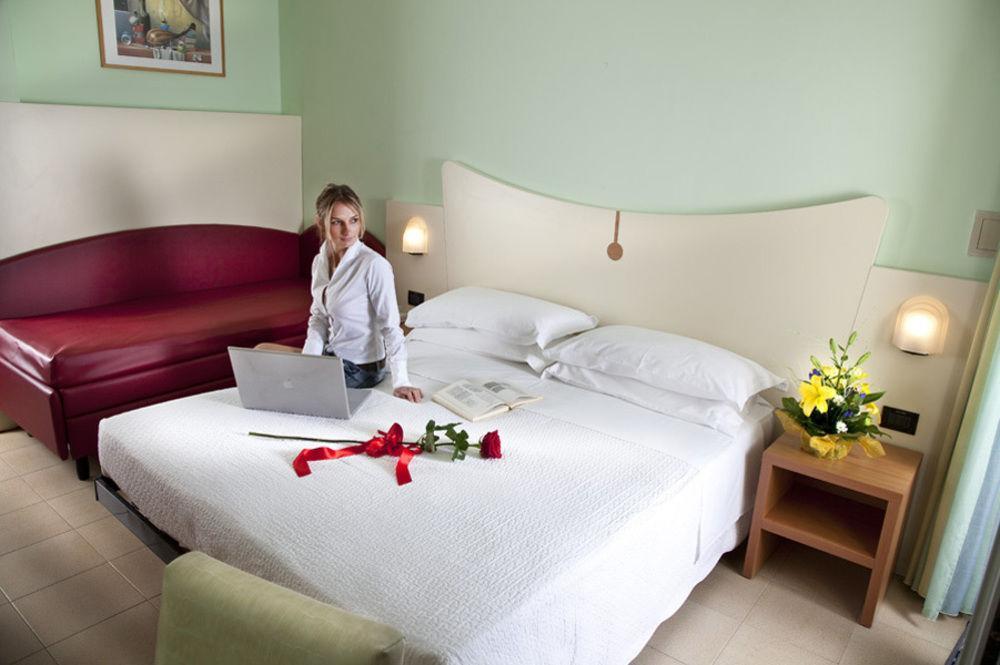 Hotel Zeus Rimini Esterno foto